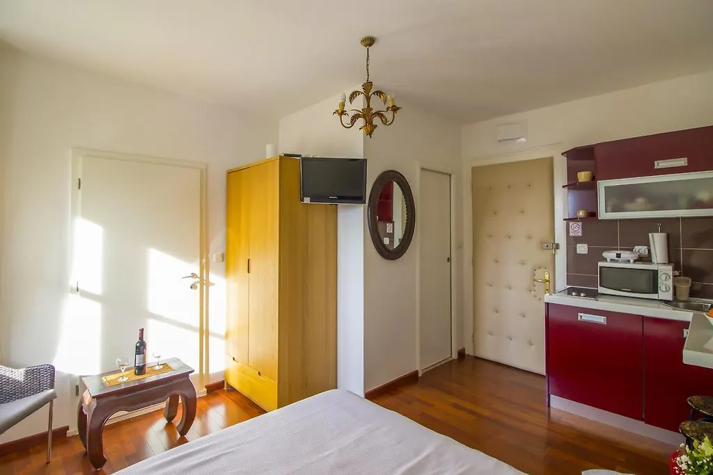 Apartment Sunny Studios In Diocletian Tower Croatia