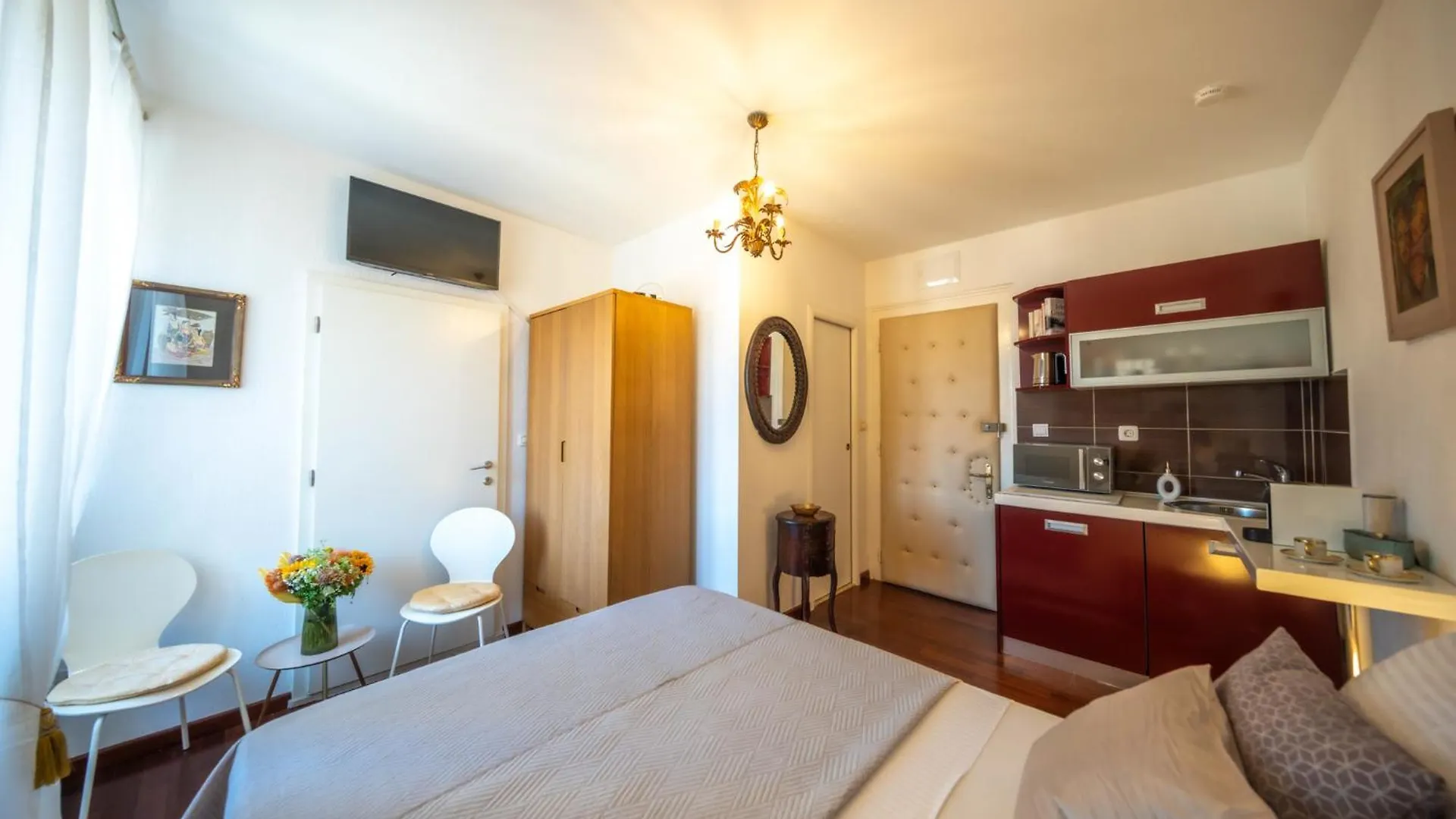 Sunny Studios In Diocletian Tower Apartment Split