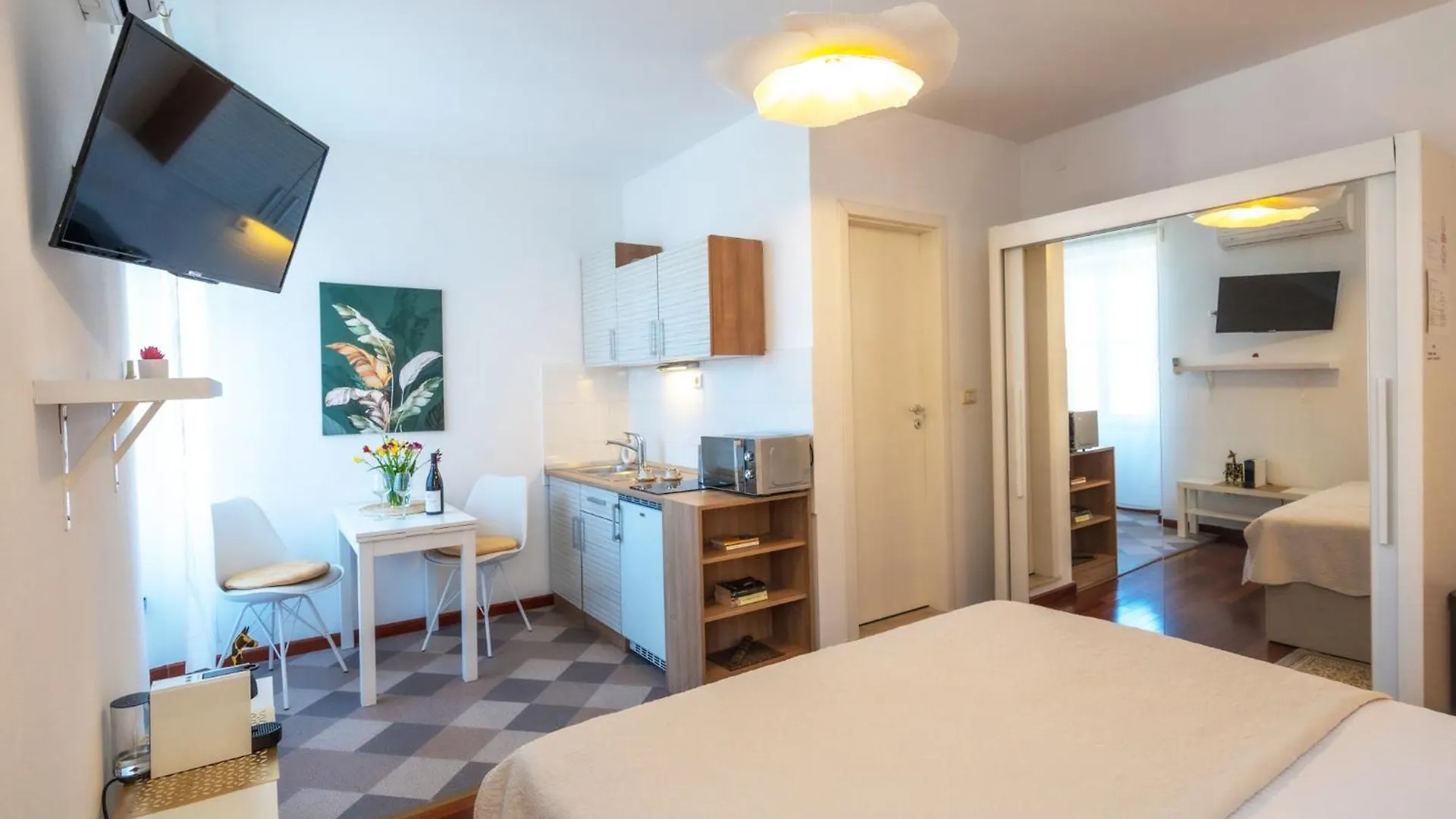 Sunny Studios In Diocletian Tower 0*, Split Croatia