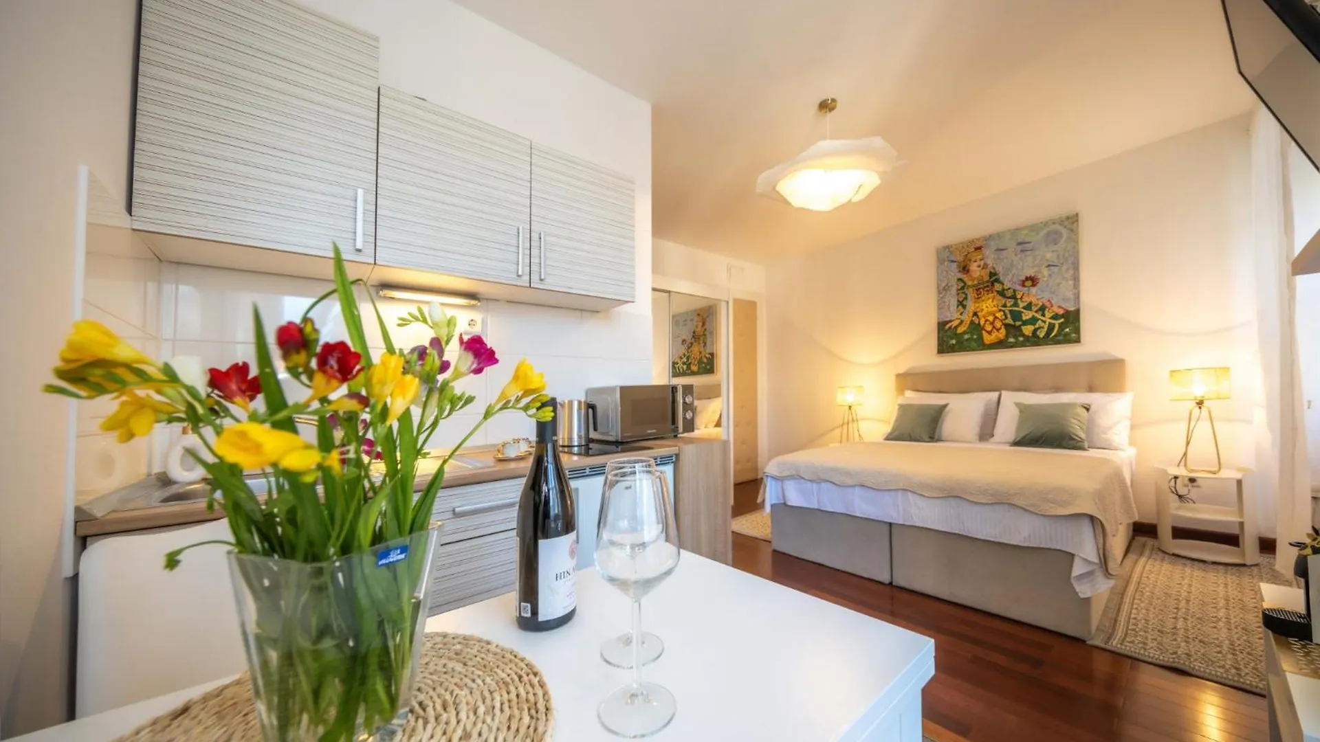 Sunny Studios In Diocletian Tower Croatia