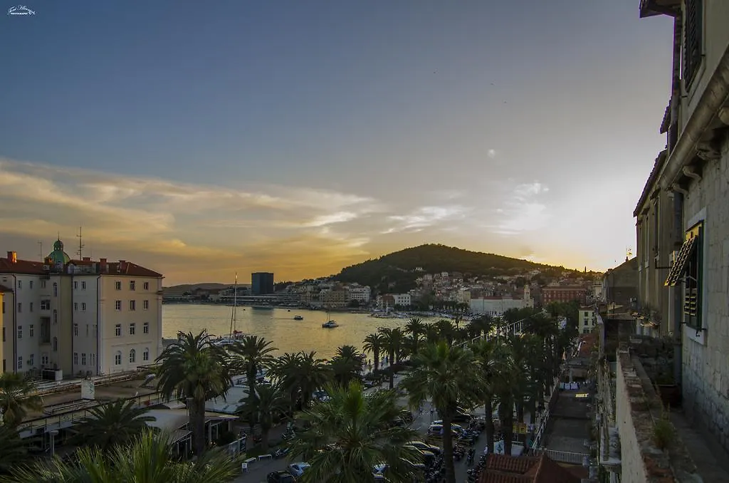 Sunny Studios In Diocletian Tower Apartment