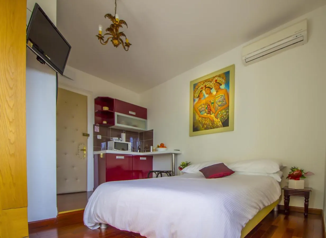 Sunny Studios In Diocletian Tower Split