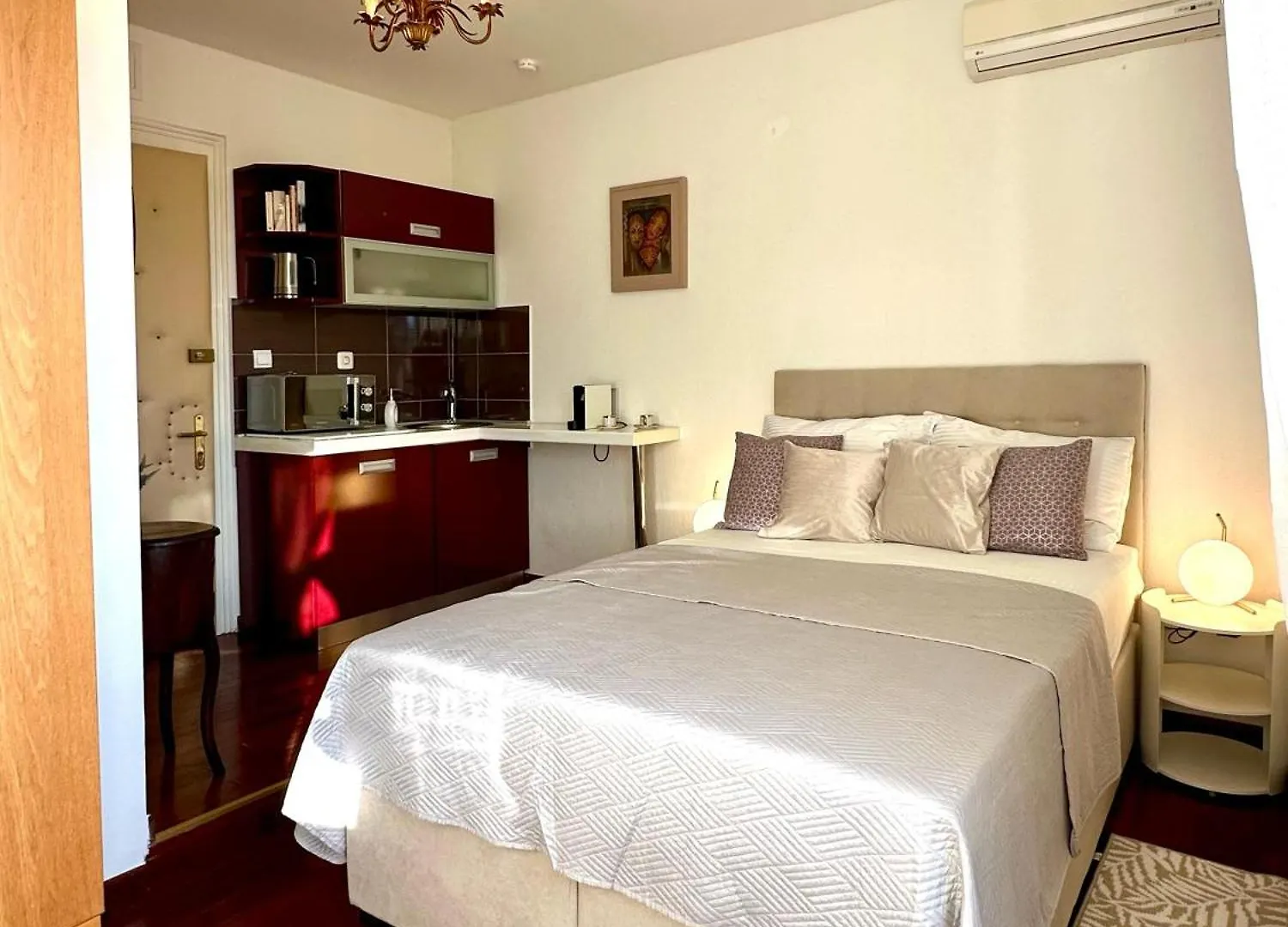 Sunny Studios In Diocletian Tower شقة